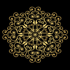 Мандала золотого цвета в виде цветка на чёрном фоне