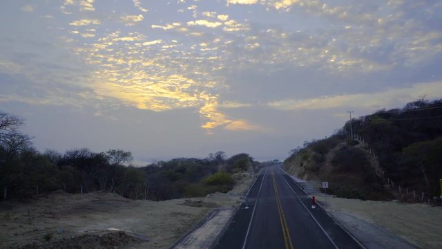 Timelapse of the highway between mountains/ Time lapse de la autopista entre las montañas