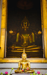 Obraz premium Public place Buddha statue with thai art architecture and Big buddha gold background in church at Wat Suthat temple. This is a Buddhist temple in Bangkok .