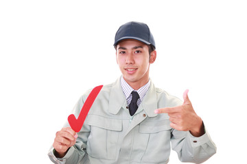 チェックマークを持つ労働者
