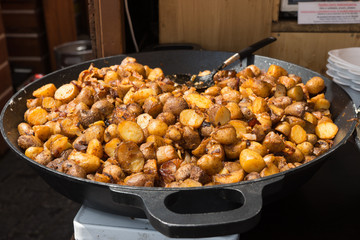 Patate fritte in una padella grande
