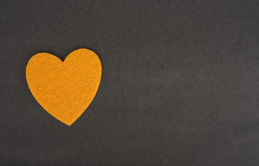 День Святого Валентина открытка. Признание в любви текстура. Желтое сердце фетр чёрный фон