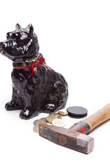 Spardose in Hundeform mit Hammer und Münzen 