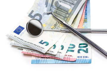 Geldscheine unterm Zahnarzt Werkzeug 