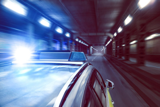 Polizeiauto in beleuchtetem Tunnel