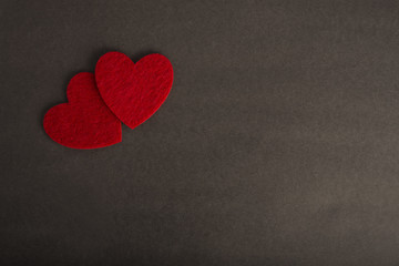 День Святого Валентина открытка. Признание в любви текстура. Красное фетровое сердце чёрный фон