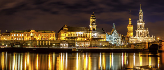 Plakat Dresden im Winter bei Nacht - Skyline mit Spiegelung in der Elbe