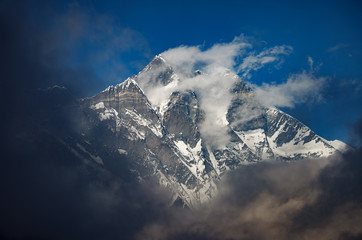 Wolken vliegen van de top van Mt Lhotse (8501m), Khumbu-regio, Nepal