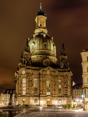 Fototapeta na wymiar Frauenkirche in Dresden Sachsen - bei Nacht