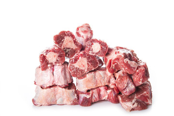 Carne roja de rabo de toro o ternera fresca y cruda aislada sobre fondo blanco para hacer una comida de dieta mediterránea