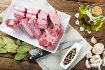 Carne de rabo de toro o ternera fresco y crudo con ingredientes para cocinar una comida de dieta...