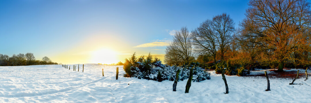 Winterliche Landschaft bei Sonnenuntergang