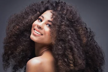 Photo sur Plexiglas Salon de coiffure Portrait de beauté de fille avec afro.