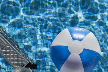Balón inflable en la piscina