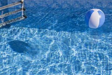 Balón inflable en la piscina
