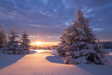 Wunderschöner Sonnenaufgang an einem kalten Wintertag im Erzgebirge mit einer kleinen Holzhütte...
