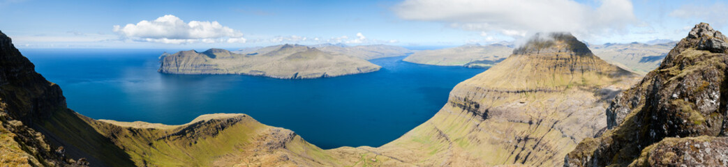 Obraz premium Berglandschaft an einem Sommertag auf den Färöern 