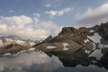 Lago de alta montaña o ibón con el cielo y las nubes reflejados en panticosa (Brazatos) en el...