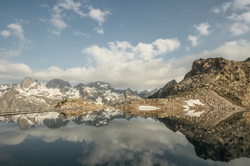 Lago de alta montaña o ibón con el cielo y las nubes reflejados en panticosa (Brazatos) en el...