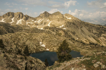 Lago de alta montaña o ibón con el cielo y las nubes reflejados en panticosa (Brazatos) en el pirineo aragonés
