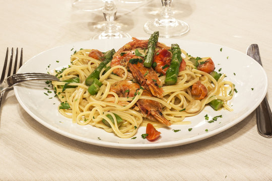 Spaghetti scampi e asparagi