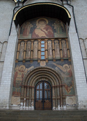 Obraz premium Colorful artwork around the main entryway into the Dormition Cathedral of the Moscow Kremlin with the Virgin Mary of Vladmir featured at the top of the mural.