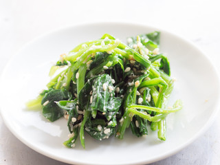 Fototapeta premium Japanese cuisine, boiled spinach with white sesame
