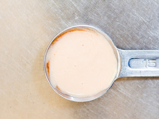 Dressing in the measuring spoon