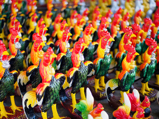 Obraz premium Colorful of a many cock statues, Roosters are placed around the temple dedicated to god of Thailand