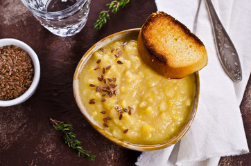 Thick pea soup