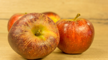 Naklejka na ściany i meble Bio - Äpfel -Elstar in Rot auf Holztisch