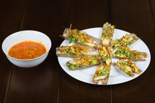 Barbecue Razor shell with onion, peanut, salt, chili, grease, rum wine. Asian food
