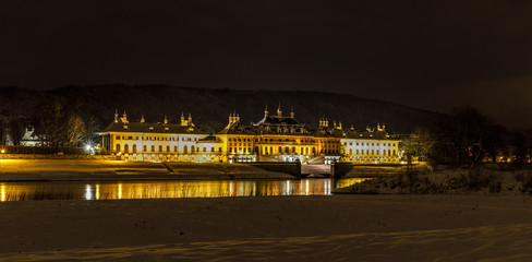 Pillnitzer Schloss bei Nacht im Winter