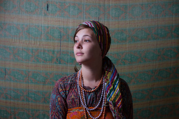 Retrato en estudio de chica con procedencia del este de europa (rumanía, hungría, polonia, rusia,...