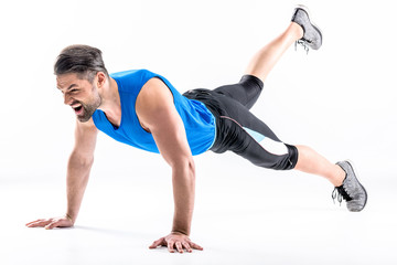 Obraz premium Man doing plank exercise