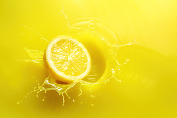 splashing lemon - obrazy, fototapety, plakaty