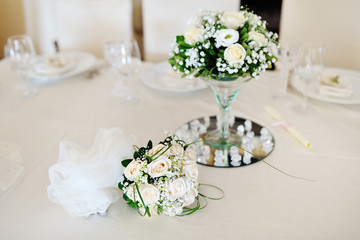 Wedding table setting with roses bouquet