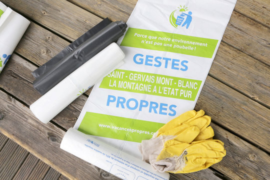 Gestes propres. "Parce que notre environnement n'est pas une poubelle." Saint-Gervais Mont-Blanc Clean gestures. "Because our environment is not a trash." St. Gervais Mont Blanc.