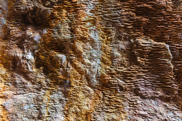 Textura mineral, patrón en la roca. Corteza de sedimentos minerales. Canal romano del pozo de Moyabarba, Río Cabrera, León, España.