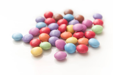 petits bonbons dragéifiés sur fond blanc 