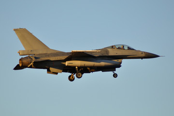 F-16 aterrizando