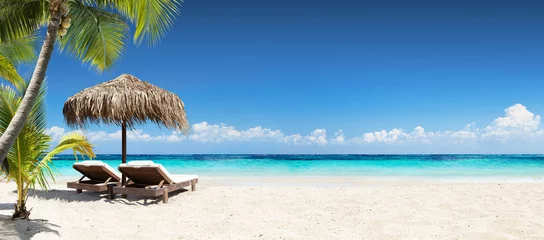 Foto auf Acrylglas Strand und Meer Stühle und Regenschirm im tropischen Strand - Seascape Banner