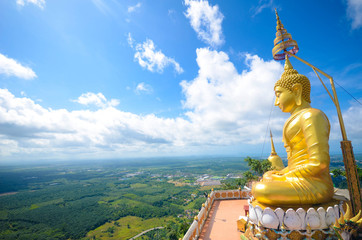 Der Tiger Cave Tempel mit der Buddhastatue bietet eine super Aussicht auf Krabi, Thailand