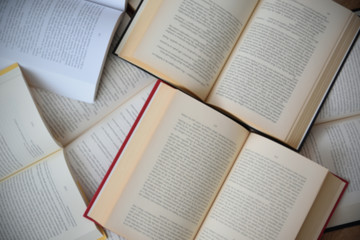 Obraz premium Some open books background. Messy table in a library