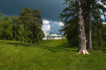 Fototapeta na wymiar Palace landscaped park in the estate Kachanovka Chernigov region