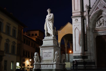 Fototapeta na wymiar Florenz, Statue von Dante neben der Basilika Santa Croce
