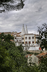 Blick auf Pal&aacute;cio Nacional de Sintra mit den 2 K&uuml;chenschornsteinen, in Sintra