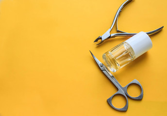 Маникюрный набор на желтом фоне. уход за ногтями