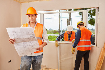 Fenstermonteure als Team beim Fenster Einbau