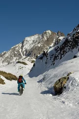 Fotobehang bicicletta elettrica - fat bike da neve, che sale in alta montagna, Riale, Val Formazza, Ossola, Alpi Italia © Angela